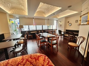 ソファー角から店内小