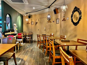 店内入口から横